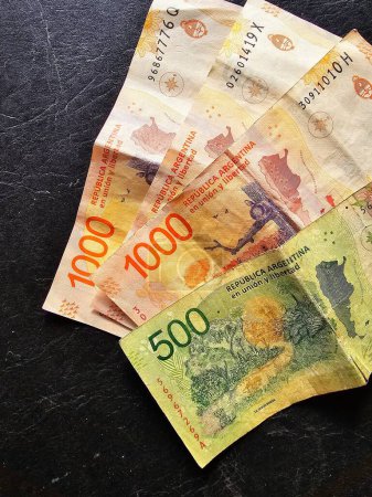 Billetes de dinero en efectivo Shabby, arrugados, argentinos 500 y 1000