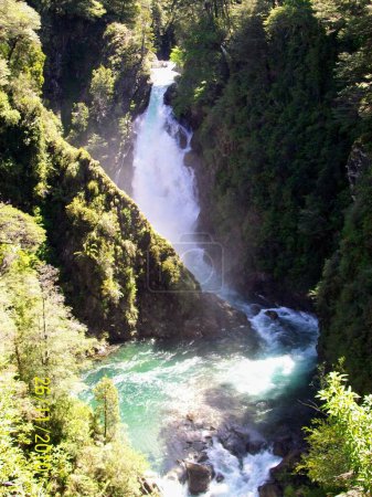 Foto de Atracción turística en las montañas después de una caminata de 30 minutos le lleva a una cascada en medio de una exuberante vegetación verde. - Imagen libre de derechos