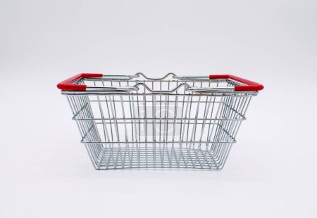 Foto eines leeren silbernen Metalldraht-Einkaufskorbs mit roten Griffen 