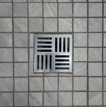 Téléchargez les photos : Cabine de douche drain de sol en acier inoxydable avec sol carrelé - en image libre de droit