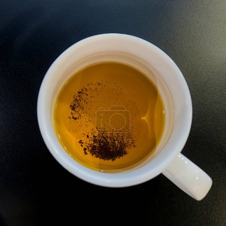 Hojas de té heces en el fondo de una taza