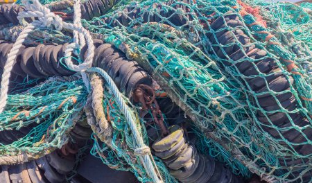 Haufen gebrauchter Fischernetze und Schwimmer