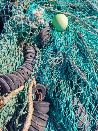 Montón de redes de pesca usadas y flotadores