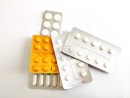 Foto de Comprimidos y cápsulas de medicamento sobre un fondo blanco - Imagen libre de derechos