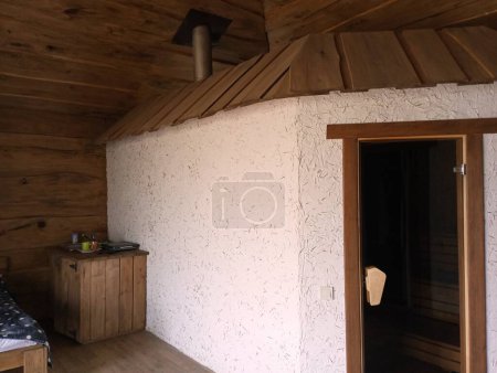 Foto de Puerta de entrada de cristal a la sauna. Sauna dentro de la casa. Un lugar para relajarse. - Imagen libre de derechos