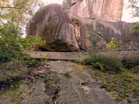 Foto de Una gran roca de piedra. El pico de piedra de la montaña en los Cárpatos. - Imagen libre de derechos