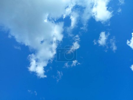 Foto de Un cielo tranquilo con nubes de luz inmóvil flotando sobre la cabeza. - Imagen libre de derechos