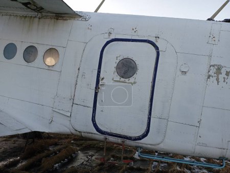 Foto de Parte de un pequeño avión monomotor con puertas redondas y ojos de buey. Entrada al avión desde el lateral. - Imagen libre de derechos