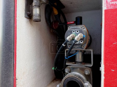 Eine pneumatische Anlage in einem Feuerwehrauto, um die Wasserversorgung abzustellen. Mechanischer Wasserabsperrgriff in geschlossener Position.