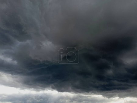 Foto de Azul sombrío cielo lluvioso sombrío grandes nubes cubren completamente el cielo. Nubes de tormenta - Imagen libre de derechos