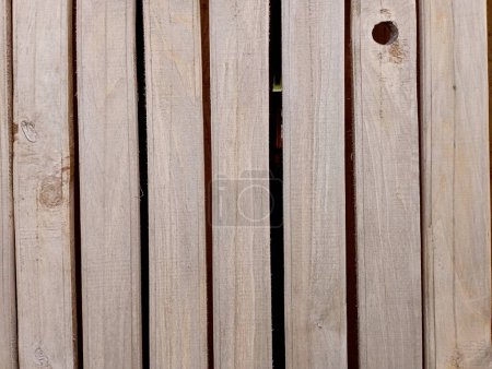 Foto de Un fondo de madera hecho de tablas que se clavan libremente a la pared con grandes huecos. Pared de madera - Imagen libre de derechos