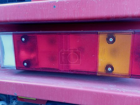 Luces traseras y reflectores en un camión. Las dimensiones rectangulares del camión son rojo y amarillo.