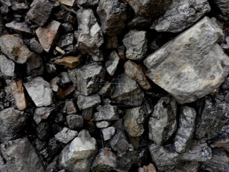 Steinkohle in verschiedenen Formen und Größen. Textur der Kohle, die in einem Haufen entsorgt wurde. Brennstoff natürlichen Ursprungs.