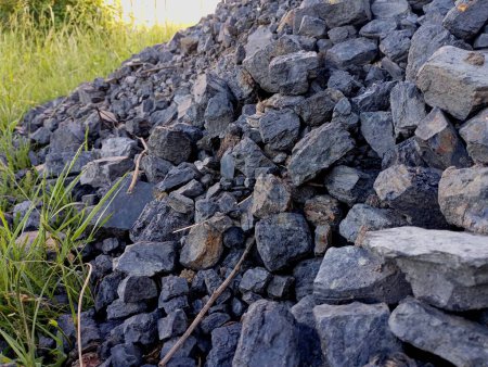 Una montaña de carbón duro negro excavado fuera de la mina para el uso de la calefacción de la casa en el período de invierno. Combustible y recursos naturales. Minerales fósiles