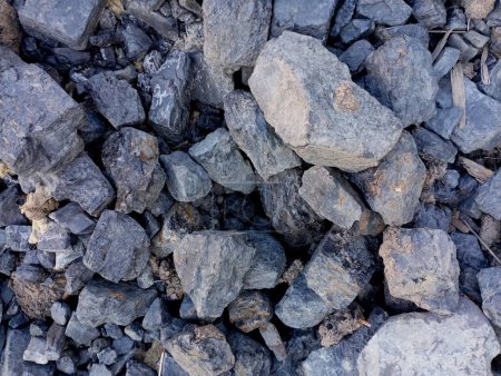 Texture de gros blocs de charbon déversés dans un tas. Charbon fossile noir.