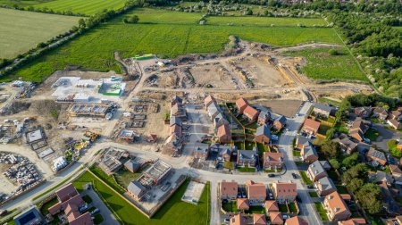 Téléchargez les photos : Vue aérienne d'un nouveau chantier résidentiel de construction - en image libre de droit