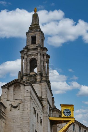 Historischer Kirchturm mit Uhr unter blauem Himmel mit Wolken in Leeds, Großbritannien.