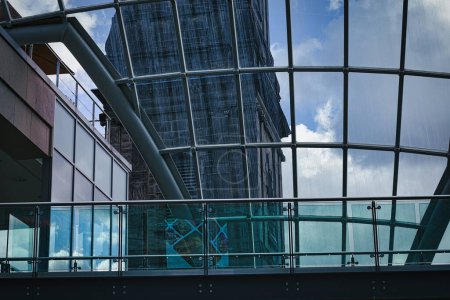 Façade de bâtiment en verre moderne avec des reflets de nuages, mettant en valeur l'architecture contemporaine et le design à Leeds, Royaume-Uni.