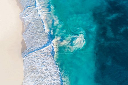 Foto de Vista aérea de la playa de arena con olas y corriente de marea. Día soleado en verano con agua azul tropical transparente. Viaje a Alkimos Beach, Australia Occidental, Australia. Vista superior. Costera, Paisaje marino - Imagen libre de derechos