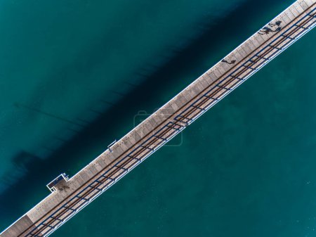 Téléchargez les photos : Vue aérienne du quai de Busselton Jetty. Journée ensoleillée en été avec eau claire. Voyage à Busselton, Australie occidentale. Vue de dessus. Côtier, Paysage marin - en image libre de droit