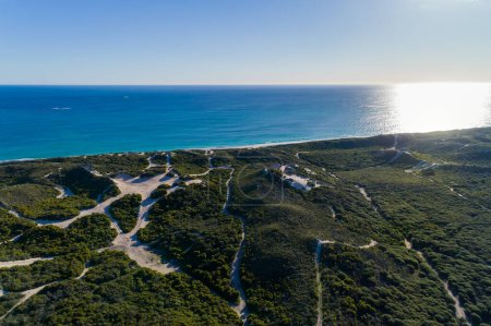 Téléchargez les photos : Vue aérienne de la plage de sable avec des vagues et des arbres. Journée ensoleillée en été avec de l'eau bleue tropicale transparente. Voyage à Shorehaven Beach, Australie occidentale. Vue de dessus. Côtier, Paysage marin - en image libre de droit