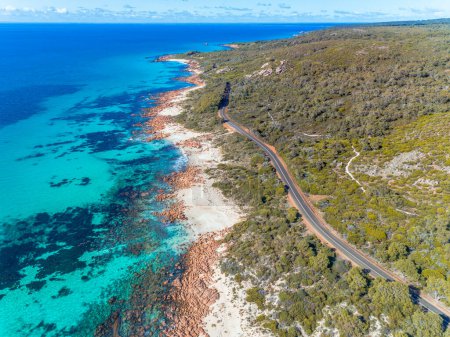 Téléchargez les photos : Vue aérienne de la route côtière sablonneuse. Journée ensoleillée en été avec de l'eau bleue tropicale transparente. Voyage à Eagle Bay Meelup Road, Australie-Occidentale, Australie. Vue de dessus. Côtier, Paysage marin - en image libre de droit