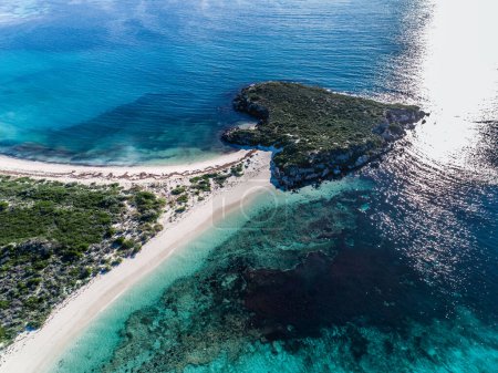Foto de Hermosa vista aérea de una isla en forma de corazón de amor en aguas tropicales del océano. - Imagen libre de derechos