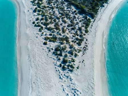 Téléchargez les photos : Vue aérienne d'une île sablonneuse en Australie occidentale. - en image libre de droit
