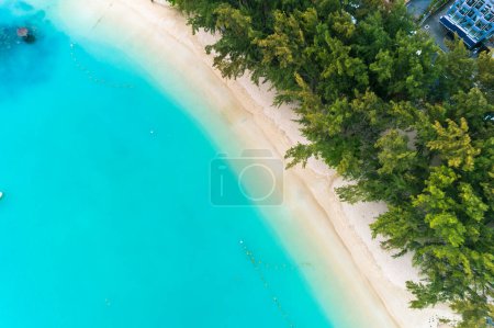Foto de Vista aérea de la playa con palmeras y mar. Grand Baie Beach, Mauricio. - Imagen libre de derechos