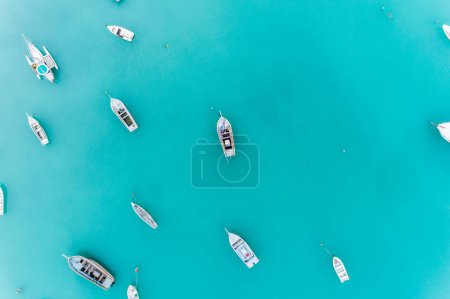Foto de Vista aérea de la parte superior del barco en el mar. - Imagen libre de derechos