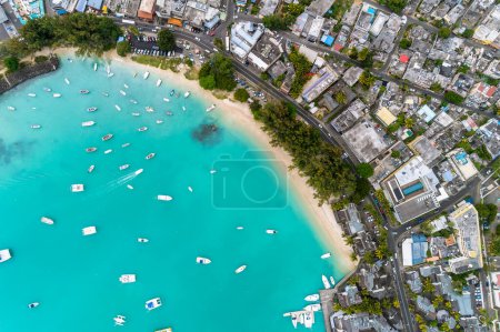 Foto de Vista aérea de la playa con palmeras y mar. Grand Baie Beach, Mauricio. - Imagen libre de derechos