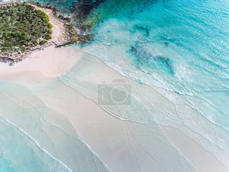 Foto de Vista aérea de una playa con mar turquesa, arena y las olas del océano Índico. Wedge Island, Australia Occidental. - Imagen libre de derechos