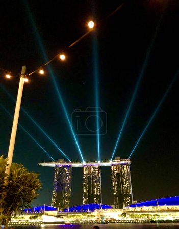 Foto de Espectáculo de luz de Singapore Marina Bay con láser. Vista nocturna del paisaje urbano de Singapur - Imagen libre de derechos