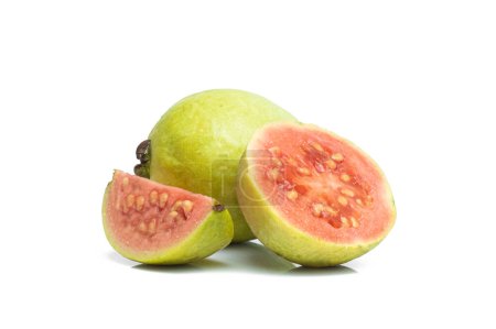 Guaven isoliert auf weißem Hintergrund. Guave ganz und halb in Scheiben geschnitten