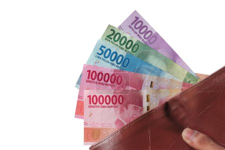 Téléchargez les photos : La main d'un homme prend et montre de l'argent d'un portefeuille isolé sur fond blanc, la roupie est la monnaie de l'Indonésie - en image libre de droit