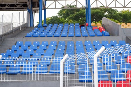 Téléchargez les photos : Sièges colorés dans le spectateur se dresse au stade fort rebron - en image libre de droit