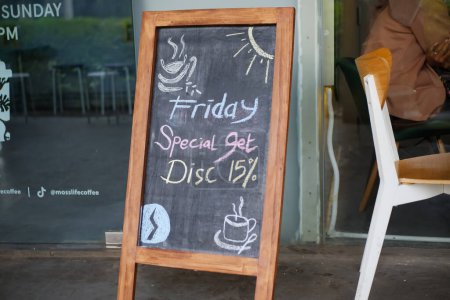 Téléchargez les photos : Tableau noir promotion 15 % réduction tous les vendredis devant le café - en image libre de droit