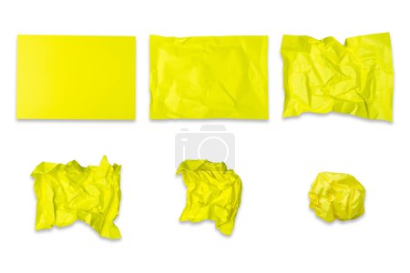 Conjunto de papel amarillo arrugado aislado sobre fondo blanco. El papel se arrugó en una bola. Reciclaje, ecología, negocios. Elemento de diseño.