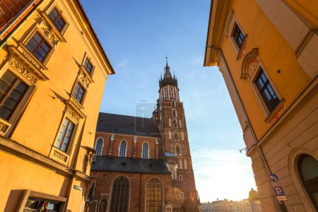Schöne alte Kirche vor blauem Himmel. Die Basilika St. Stanislaw und Vaclav oder Wawel-Kathedrale auf dem Wawel in Krakau, Polen Europäische Architektur. Sehenswürdigkeiten von Krakau. Polen.