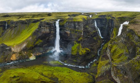 Téléchargez les photos : Paysage dramatique de la cascade épique Haifoss dans le canyon Landmannalaugar, Islande. Vue aérienne panoramique sur drone. - en image libre de droit