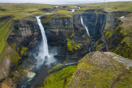 Téléchargez les photos : Vue aérienne d'Haifoss, deuxième plus haute cascade d'Islande et cascade de Granni en arrière-plan tombé dans le canyon profond. Voyage en Islande. Beauté de la nature concept arrière-plan. - en image libre de droit
