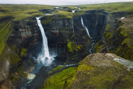 Téléchargez les photos : Paysage dramatique de la cascade épique Haifoss dans le canyon Landmannalaugar, Islande. Vue aérienne panoramique sur drone. - en image libre de droit