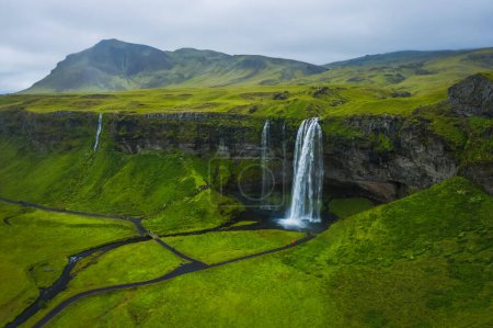 Luftaufnahme des meistbesuchten Wasserfalls am Seljalandsfoss, Island.