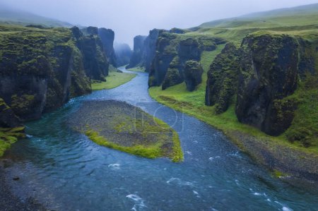 Téléchargez les photos : La célèbre et unique vallée de Fjadrargljufur en Islande par un jour de pluie. falaises moussues et rivière de montagne. Point d'intérêt pour les touristes qui viennent visiter l'Islande. - en image libre de droit