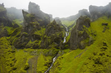 Téléchargez les photos : Rugged Islande Paysage avec cascade inconnue. - en image libre de droit