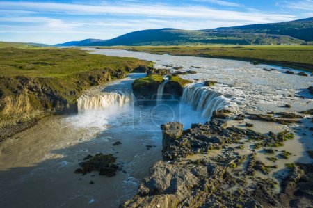 Die Luftaufnahme des schönen Wasserfalls von Godafoss nach Regentagen, Island in der Sommersaison.