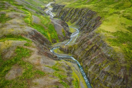 Foto de Drone vista sobre verdes colinas, cañón y pequeño río en Islandia, verano. - Imagen libre de derechos