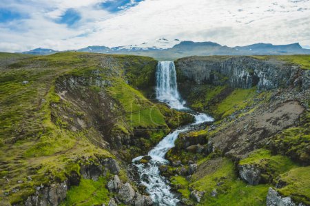 Téléchargez les photos : Vue aérienne de la cascade Svodufoss et du mont Snaefell. Paysage sur la péninsule Snaefellsnes dans l'ouest de l'Islande. - en image libre de droit