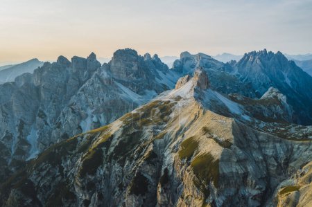 Téléchargez les photos : Vue aérienne de la chaîne de montagnes aroiund la Tre Cime di Lavaredo, Trentin-Haut-Adige, Dolomiti, Italie. - en image libre de droit