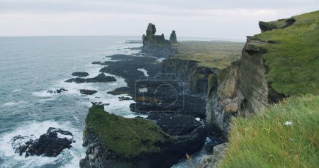 Foto de Londrangar Acantilados ubicados en la península de Snaefellsness, Islandia. - Imagen libre de derechos